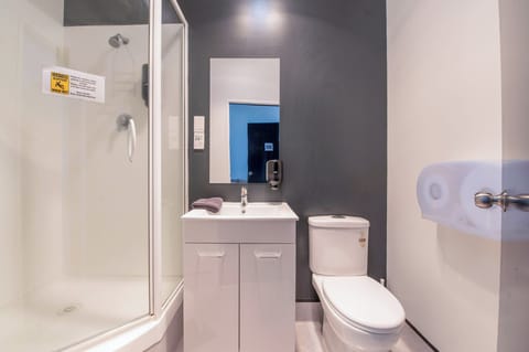 Private Twin Ensuite Room | Bathroom | Towels