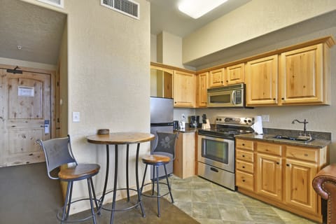 Studio (Silverado Lodge, Murphy) | Private kitchen | Microwave, coffee/tea maker