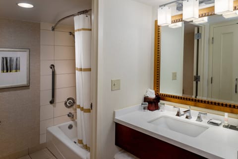 Executive Room, 1 King Bed with Sofa bed, Lake View | Bathroom | Combined shower/tub, free toiletries, hair dryer, towels