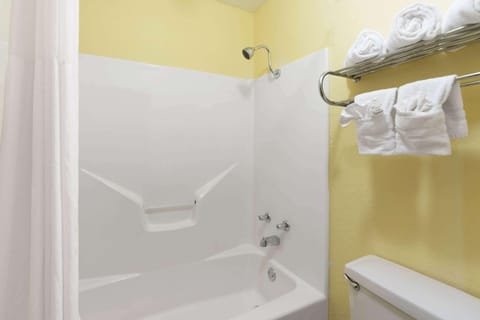 Combined shower/tub, hair dryer, towels