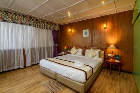 Deluxe Double Room, 1 Bedroom | In-room safe, desk, soundproofing, iron/ironing board