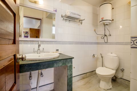 Deluxe Room | Bathroom | Shower, free toiletries, towels