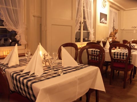 Breakfast, lunch, dinner served; Regional cuisine