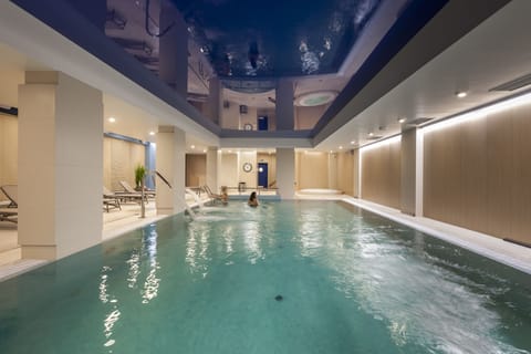 Indoor pool, sun loungers