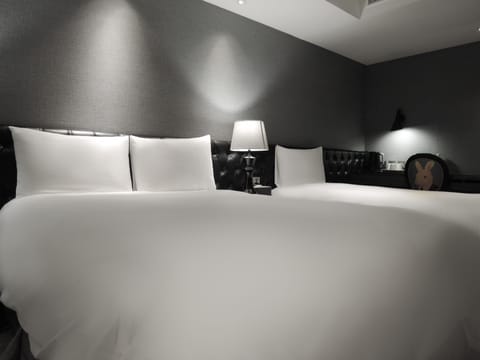 Deluxe Triple Room | In-room safe, desk, laptop workspace, soundproofing