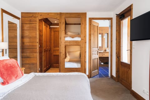 Junior Room, Connecting Rooms | Minibar, in-room safe, blackout drapes, free WiFi