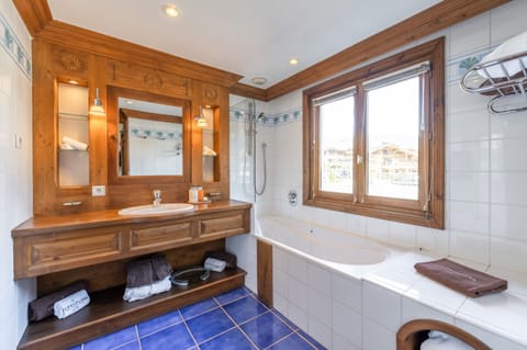 Junior Room, Connecting Rooms | Bathroom | Shower, free toiletries, hair dryer, bathrobes