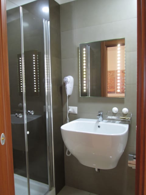 Economy Room | Bathroom | Shower, free toiletries, hair dryer, bidet