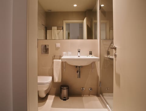 Superior Double Room | Bathroom | Shower, free toiletries, hair dryer, towels