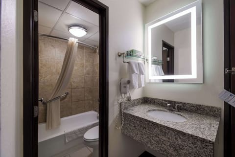 Standard Room, 1 King Bed, Non Smoking, Refrigerator & Microwave (No Pets) | Bathroom | Shower, hair dryer, towels