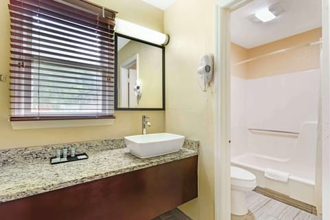 Standard Room, 1 King Bed, Non Smoking, Balcony | Bathroom | Combined shower/tub, free toiletries, hair dryer, towels