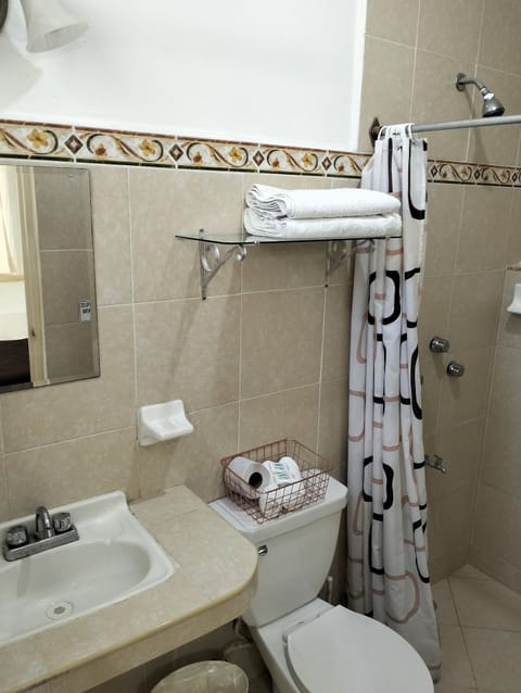 Comfort Double Room | Bathroom | Shower, towels