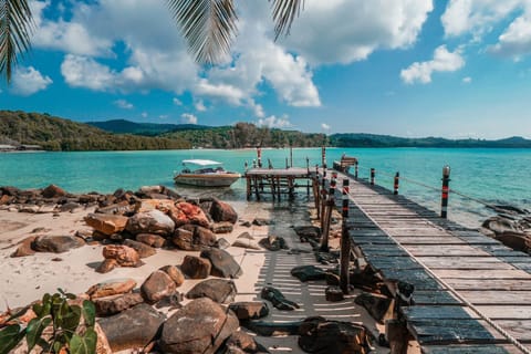 Private beach, white sand, beach umbrellas, beach towels