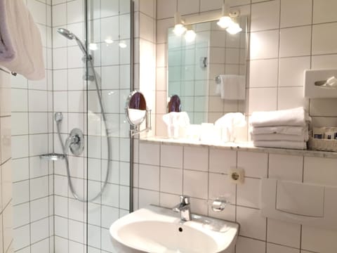 Classic Studio, Non Smoking | Bathroom | Shower, free toiletries, hair dryer, slippers