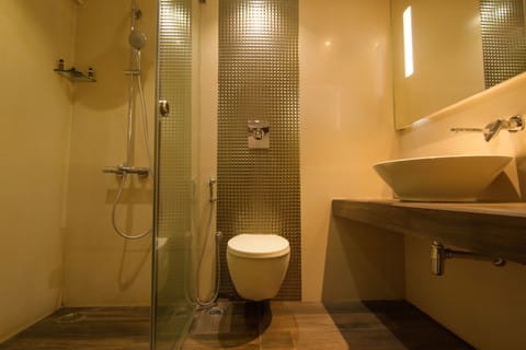 Emerald Room | Bathroom | Shower, rainfall showerhead, free toiletries, hair dryer