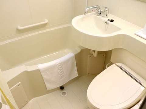 Combined shower/tub, slippers, electronic bidet, towels