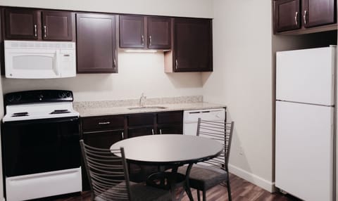 Suite (Studio King) | Private kitchen | Microwave, coffee/tea maker