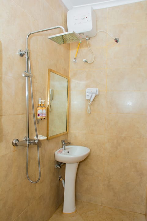 Shower, rainfall showerhead, free toiletries, hair dryer