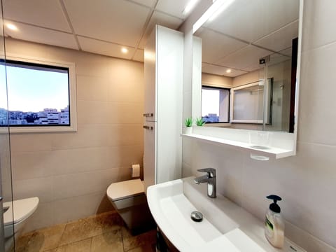 Apartment, 2 Bedrooms (13 C) | Bathroom | Shower, hair dryer, towels