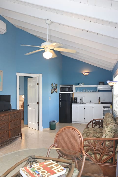 Deluxe Cottage, 2 Bedrooms, Garden View, Beachside | Living area | 27-inch TV with cable channels