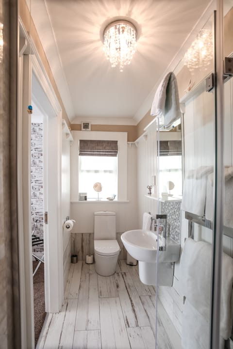 Double Room (Superking) | Bathroom | Free toiletries, hair dryer, towels, soap