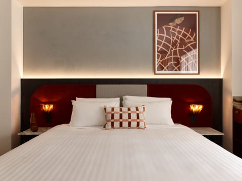 Superior Room, 1 King Bed | Premium bedding, pillowtop beds, minibar, in-room safe