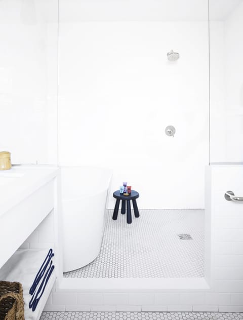 Shower, free toiletries, towels