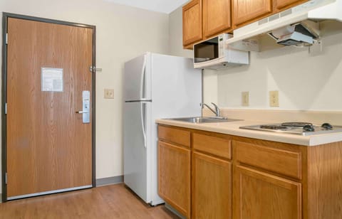 Standard Studio, 1 Double Bed, Non Smoking, Refrigerator & Microwave | Private kitchen | Full-size fridge, microwave, stovetop, freezer