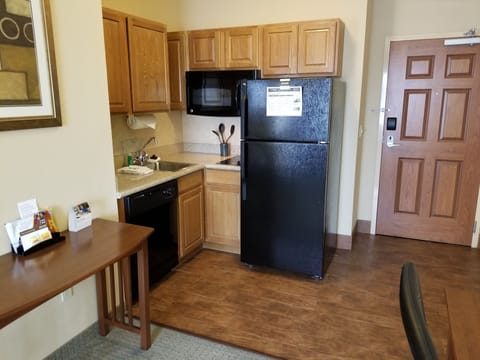 Full-size fridge, microwave, stovetop, dishwasher