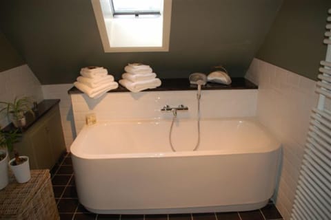 Family Room | Deep soaking bathtub