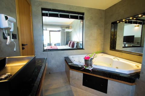 QUARTO FRENTE MAR COM HIDROMASSAGEM | Bathroom | Shower, free toiletries, hair dryer, towels