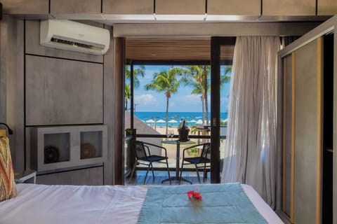 Quarto Frente Mar Varanda | Minibar, in-room safe, laptop workspace, blackout drapes