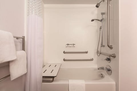 Room, Accessible, Bathtub | Bathroom | Free toiletries, hair dryer, towels