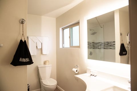 Standard Room, 1 Queen Bed | Bathroom | Shower, free toiletries, hair dryer, towels