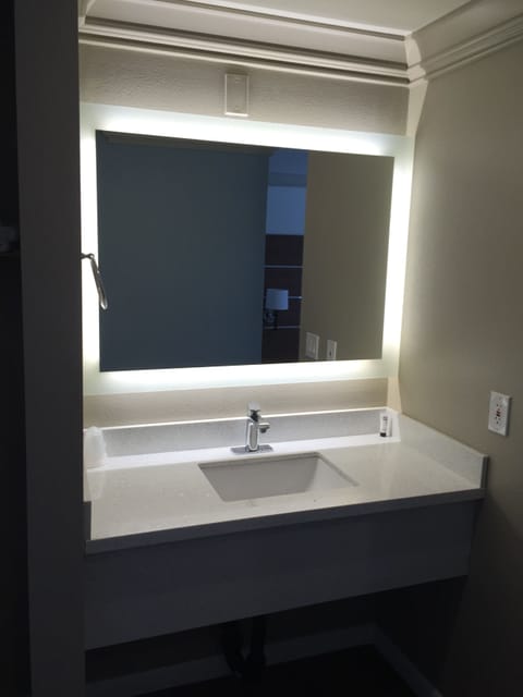 Standard Room, 1 Queen Bed | Bathroom sink