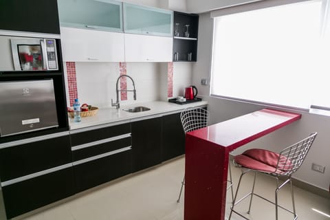 Junior Suite, 1 King Bed, Refrigerator & Microwave, Tower | Private kitchenette | Microwave, electric kettle, cookware/dishes/utensils