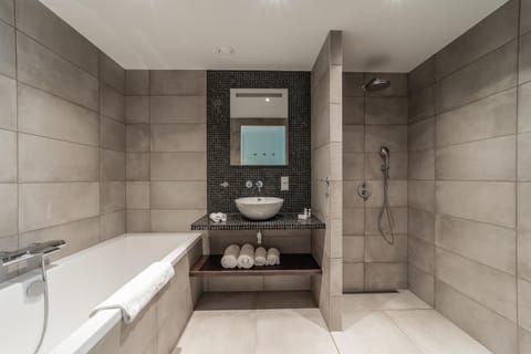 Separate tub and shower, jetted tub, rainfall showerhead