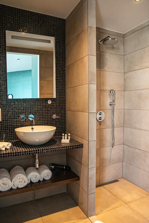 Separate tub and shower, jetted tub, rainfall showerhead