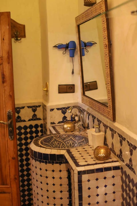 Suite (Laaroussa) | Bathroom | Shower, free toiletries, hair dryer, bathrobes