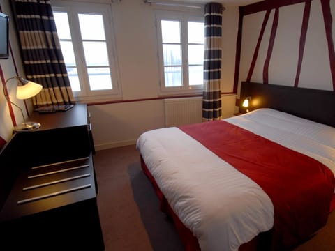 Double Room, River View | Desk, blackout drapes, free WiFi