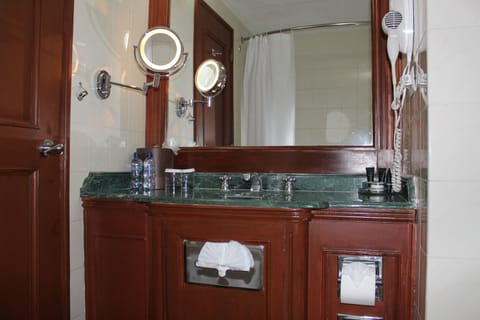 Standard Twin Room | Bathroom | Combined shower/tub, rainfall showerhead, free toiletries, hair dryer