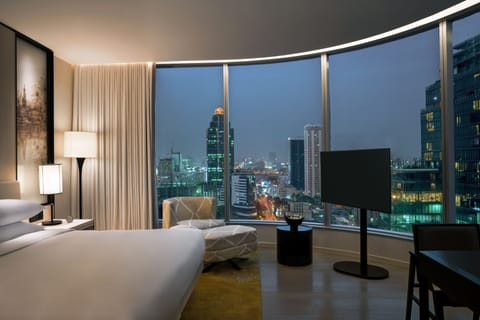 Deluxe Room, 1 King Bed | Premium bedding, minibar, in-room safe, desk