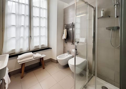 Deluxe Double or Twin Room | Bathroom | Shower, free toiletries, hair dryer, bidet