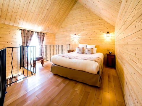 Romantic Double Room (Chalet) | Premium bedding, desk, free WiFi