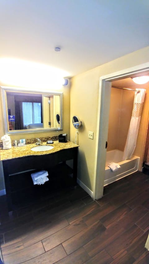 King studio non smoking | Bathroom | Combined shower/tub, free toiletries, hair dryer, towels