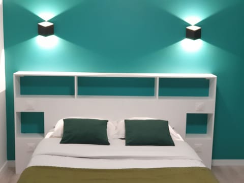 Premium bedding, desk, free cribs/infant beds, free WiFi