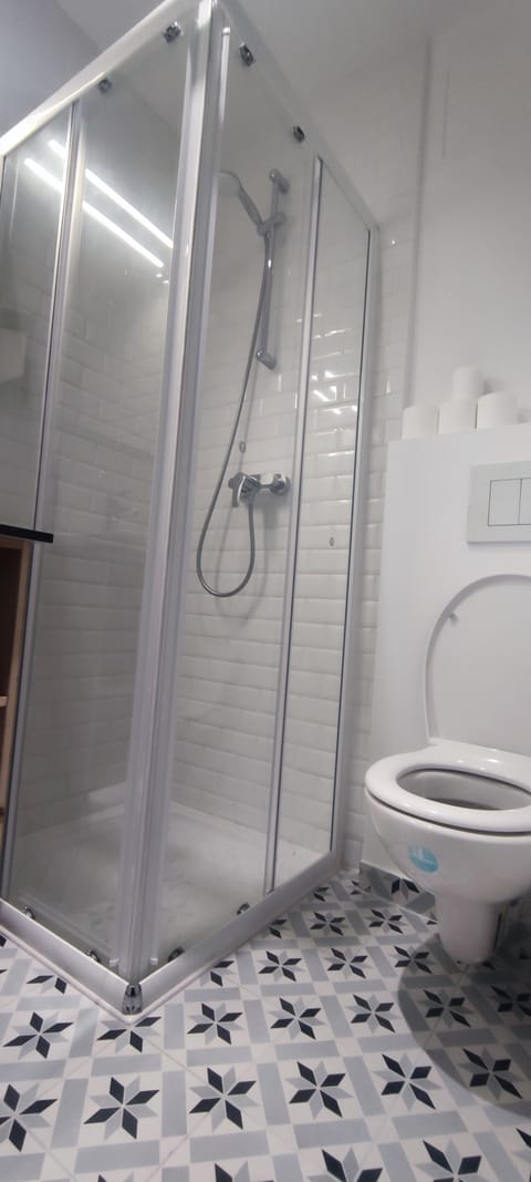 Shower, free toiletries, hair dryer, towels