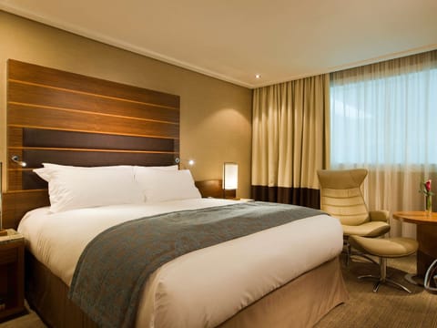 Superior Room, 1 King Bed | Egyptian cotton sheets, premium bedding, pillowtop beds, in-room safe