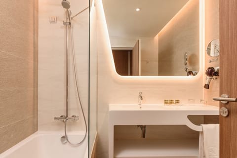 Junior Suite, Sea View | Bathroom | Combined shower/tub, eco-friendly toiletries, hair dryer, towels