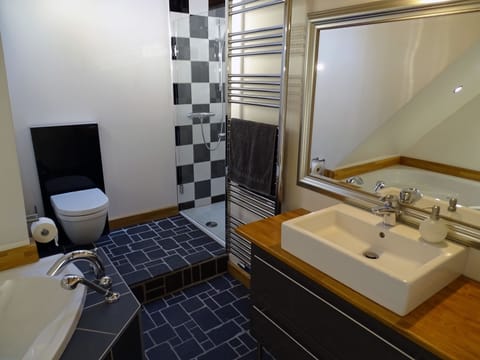 Studio Suite, 1 Bedroom | Bathroom | Separate tub and shower, towels